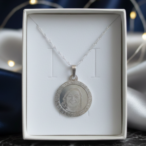 Collar de Plata Foto Premium más Frase