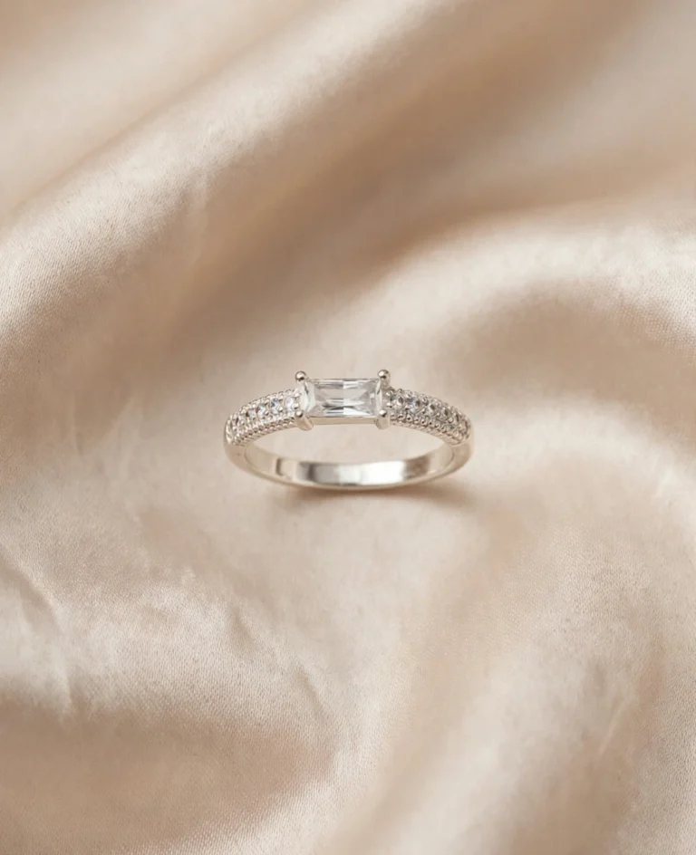 Anillo Baguette Pavé de Plata 925, vista del diseño completo