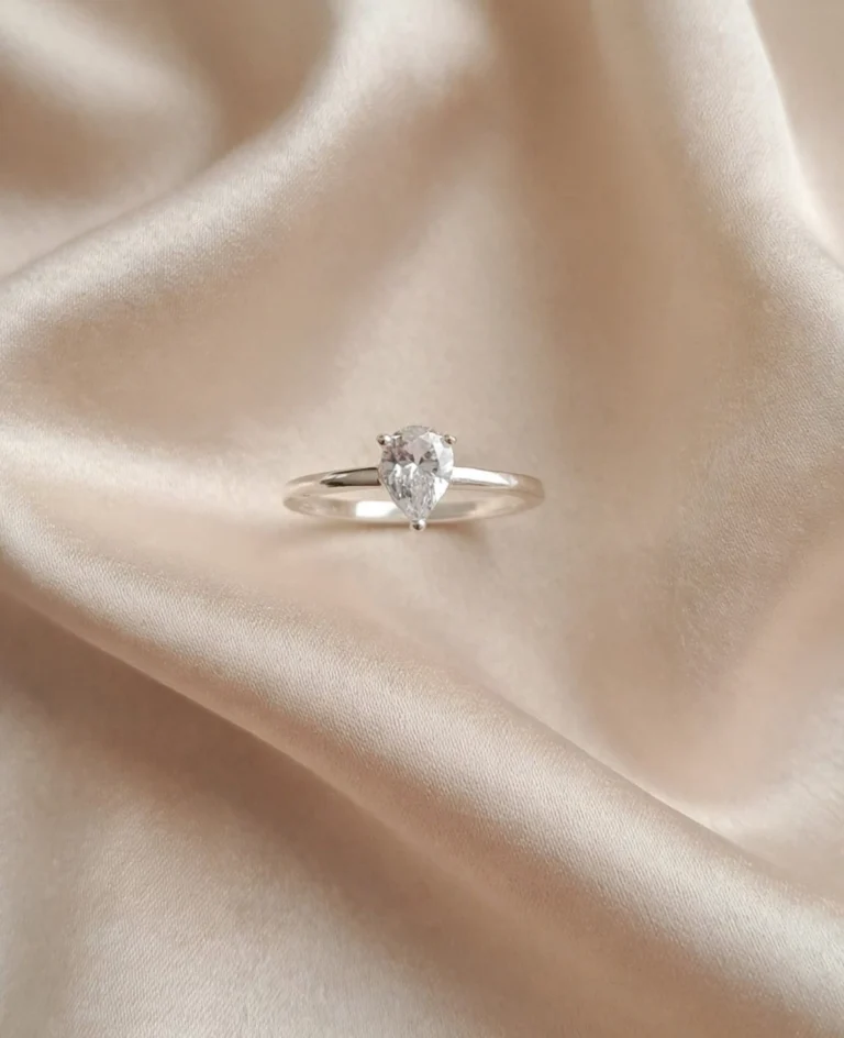 Anillo Gota Solitario de Plata 925, vista del diseño completo