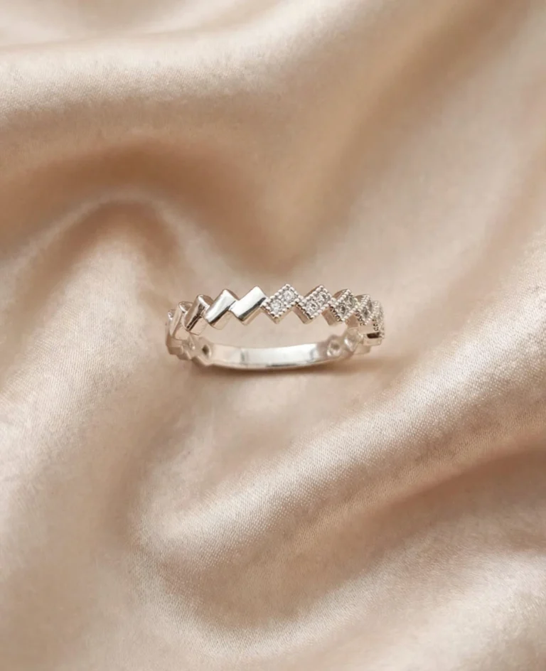 Anillo Zigzag Pavé de Plata 925, vista del diseño completo
