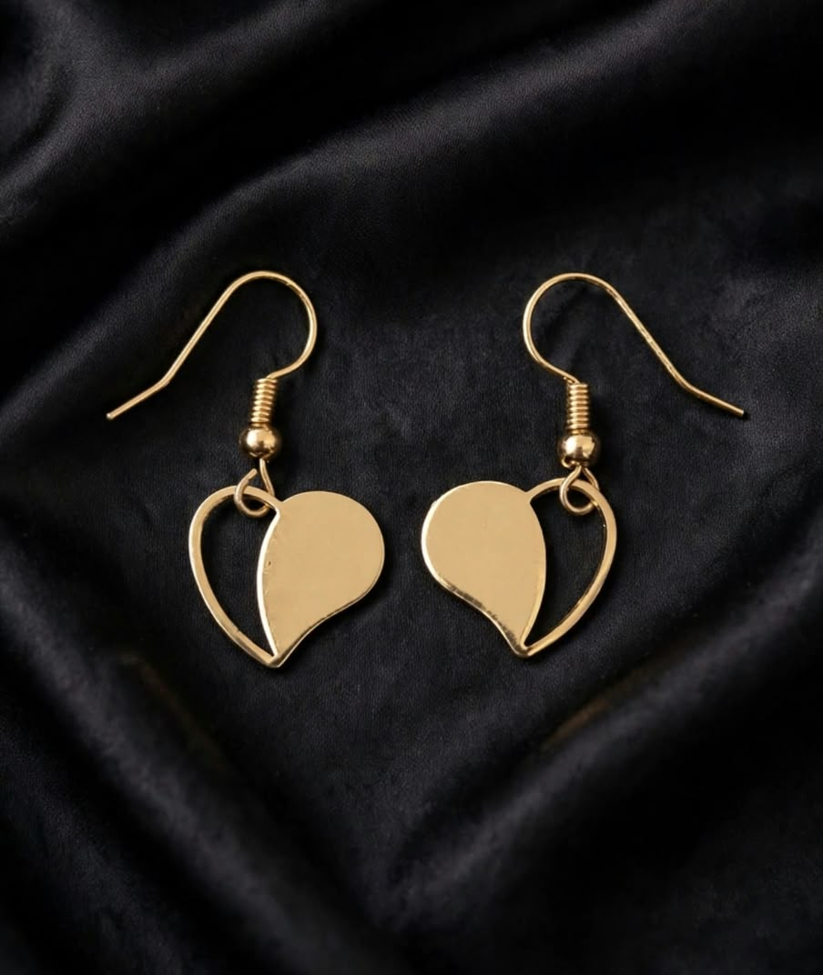 Aros Corazón Mitad Calado con Baño Dorado, vista del par completo