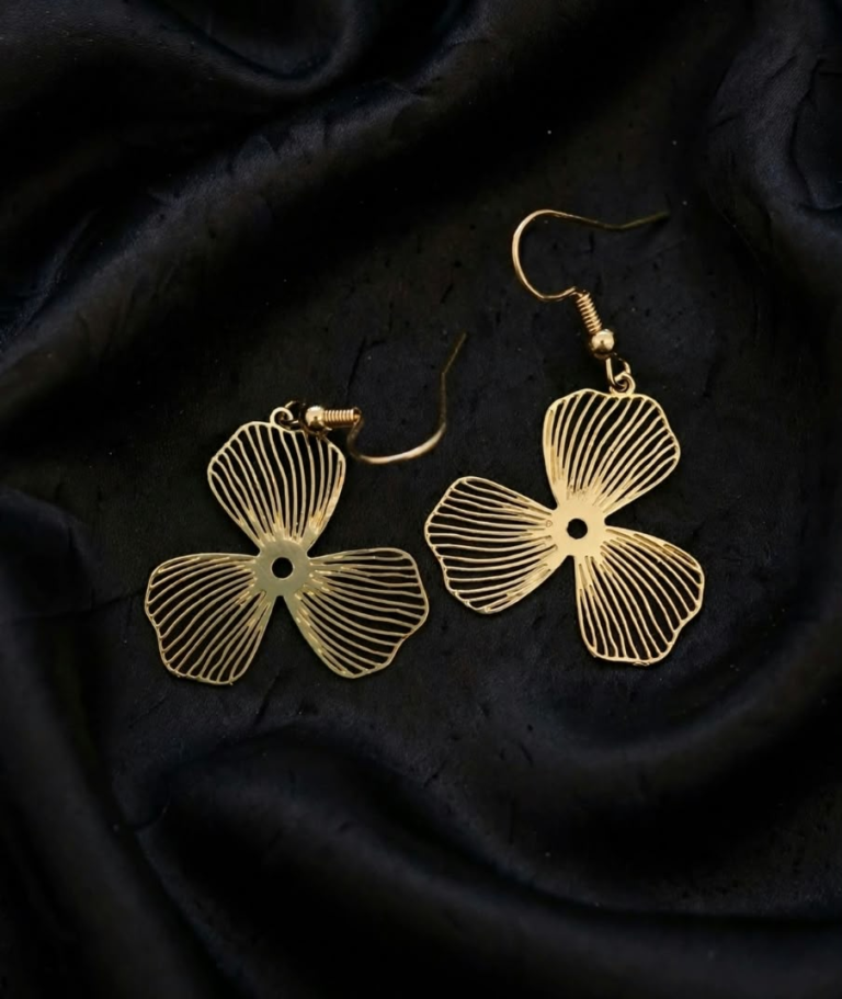 Aros Flor de Tres Pétalos con Baño Dorado, vista del par completo