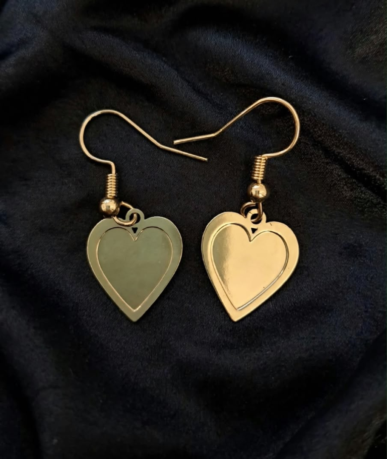 Aros Corazón con Contorno con Baño Dorado, vista del par completo