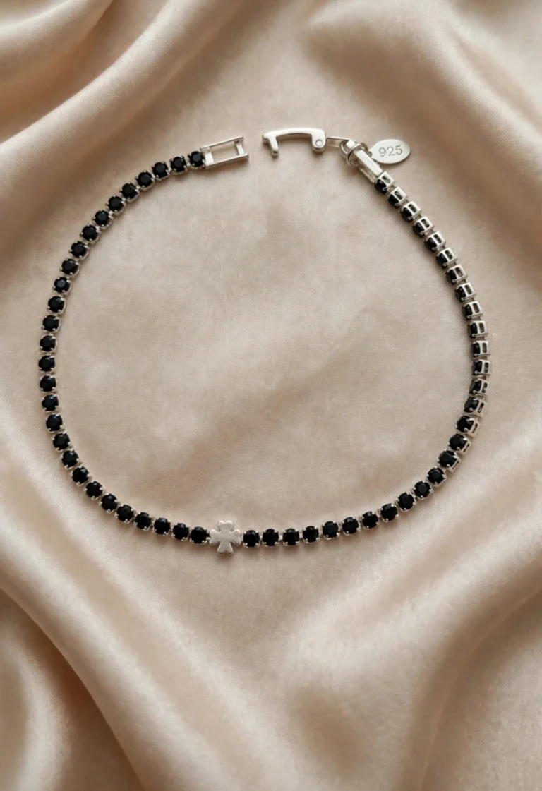 Pulsera Trébol Circón Negro de Plata, vista de la pieza completa